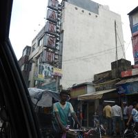 ホテル前の道路は、はっきり言ってぐちゃぐちゃ