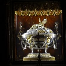 地下聖堂の銀色の杯