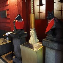 ビルの隙間にお稲荷さん