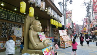 派手な看板に活気があります！