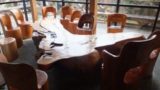 大きな欅（ケヤキ）のテーブル