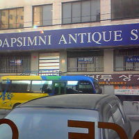 食堂の窓から見える隣のお店