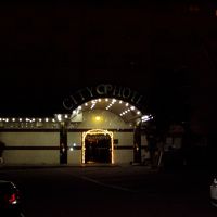 夜の裏門入口からの雰囲気