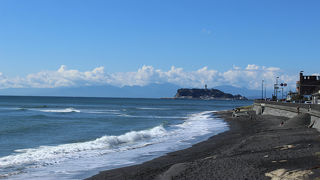 稲村ケ崎から江ノ島の少し手前まで続く、日本の渚100選にも選ばれているきれいな海岸