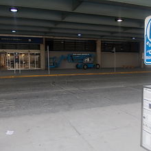 BDL空港のバス乗り場はターミナル出て右手にあります