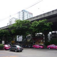 ホテルの前はタクシーが止まってます。