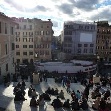 噴水が囲われたスペイン広場