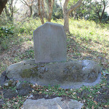 元々記念碑があった霊仙山山頂付近に立つ碑