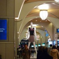 入り口付近から見たナナちゃん人形