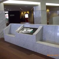 エントランス。右がフロント、左が狸小路商店街側ファミマ