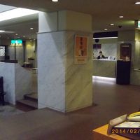 エントランスよりフロントを望む