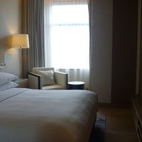 ベッドの幅は180cm。そのせいで部屋が狭く見えます。