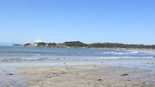 　鎌倉海岸の滑川河口より東側のビーチ