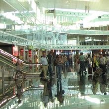 ピッカピカで明るい空港です