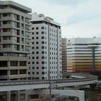 中央の白いビル