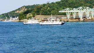 渡船ひっきりになしに行き交う