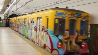 日本の地下鉄が走る