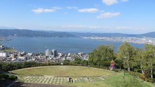 悪路の先に、諏訪湖を一望できるスポットがあります。