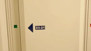 コインロッカーのスペースにユーロ紙幣からコインに替える機械があります。