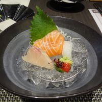 遠慮がちに盛られたお造り