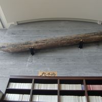 ロビーにある丸木舟．書庫にはいろんな本が並んでます．