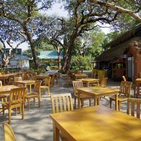 川沿いにあるレストラン