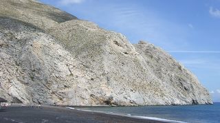 黒っぽい砂浜が印象的なビーチ