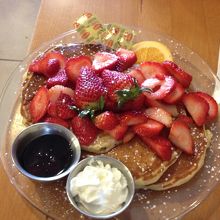 ストロベリー乗せのパンケーキ