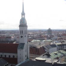 新市庁舎から見た教会