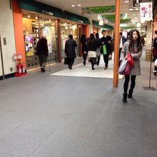 シュークリームのビアードパパはいつも行列。