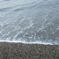 宿前の砂浜です