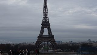 エフェル塔はどこから見るのが良いか。南からです。