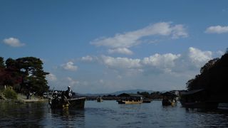 洪水で無残な姿になっていた渡月橋も秋にはすっかり・・・