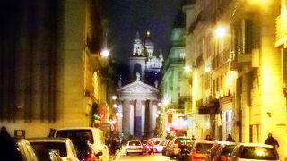 モネやビゼーが洗礼を受けた9区の教会　サクレクールと重なり合う景観は一見の価値あり! 