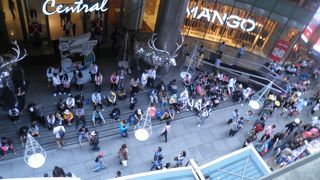 デモで多くの人が集まっていたシーロム通り