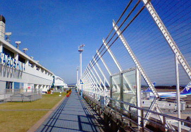 飛行機を間近で見れる展望デッキがあります。