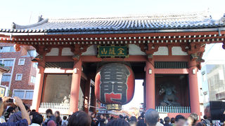 浅草寺の山門、いつでも込んでいます