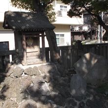 境内片隅にひっそりと・・(富士浅間神社？)