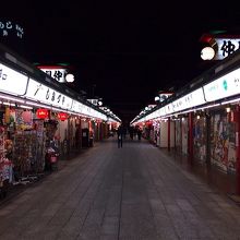 夜の仲見世通りもきれい