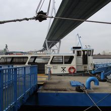 天保山側の桟橋と渡船