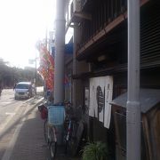 大阪で『まむし』といっているスタイルの鰻屋です。住吉神社のすぐ前、古い普通の家に暖簾がかかってます。