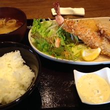 ミックスフライ定食です