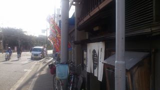 大阪で『まむし』といっているスタイルの鰻屋です。住吉神社のすぐ前、古い普通の家に暖簾がかかってます。