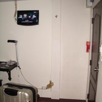 壁に掛かった　小さいテレビ