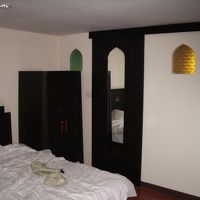 扉の向こうが　トイレとシャワー　蚊と下水臭いので閉めっぱなし