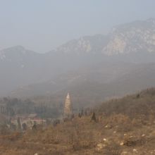 嵩山と嵩岳寺塔遠景