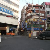 この路地を入って、