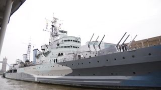 テムズ川に戦艦？？？