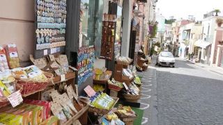 イスキア島ポルトのメインストリートはショッピングを楽しめます♪