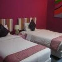 部屋のデザインや壁紙がカラフルです